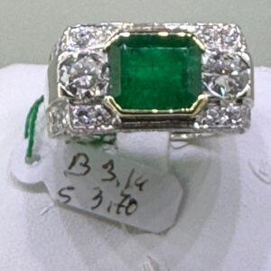 ANELLO IN ORO BIANCO, SMERALDO COLOMBIANO DI CT 3,70, 2 BRILLANTI PER CT 1,14 e BRILLANTI LATERALI PER CT 2,00