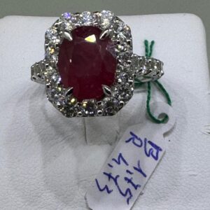 Anello in oro bianco con RUBINO BURMA DI CT 4,73 e BRILLANTI PER CT 1,75 colore G vvs2.