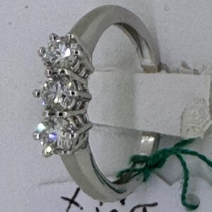 ANELLO TRILOGY IN ORO BIANCO E BRILLANTI PER CT 0,68 G COLOR.